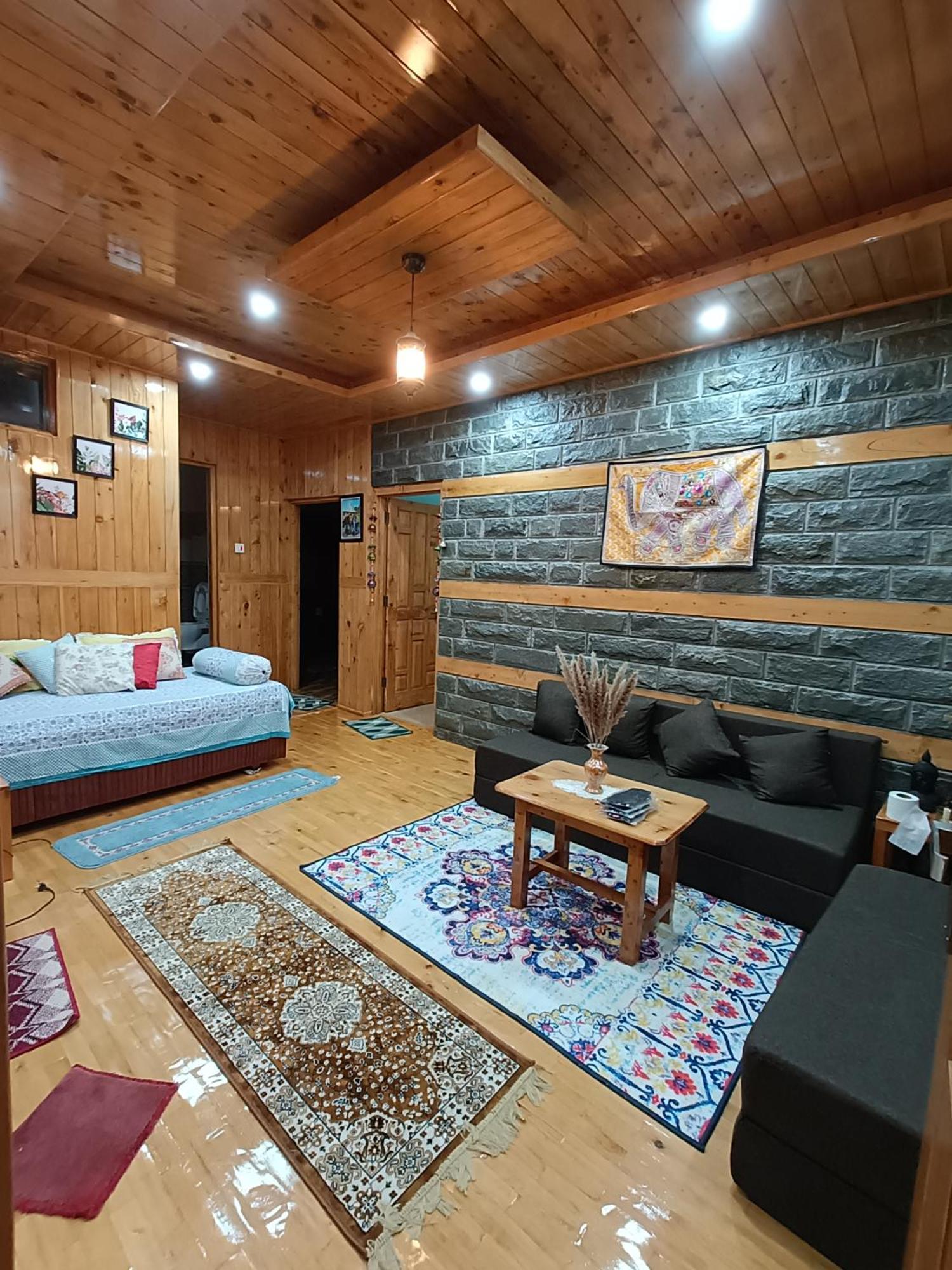 Ishan Log Huts-A Boutique Home Stay Banjār 外观 照片